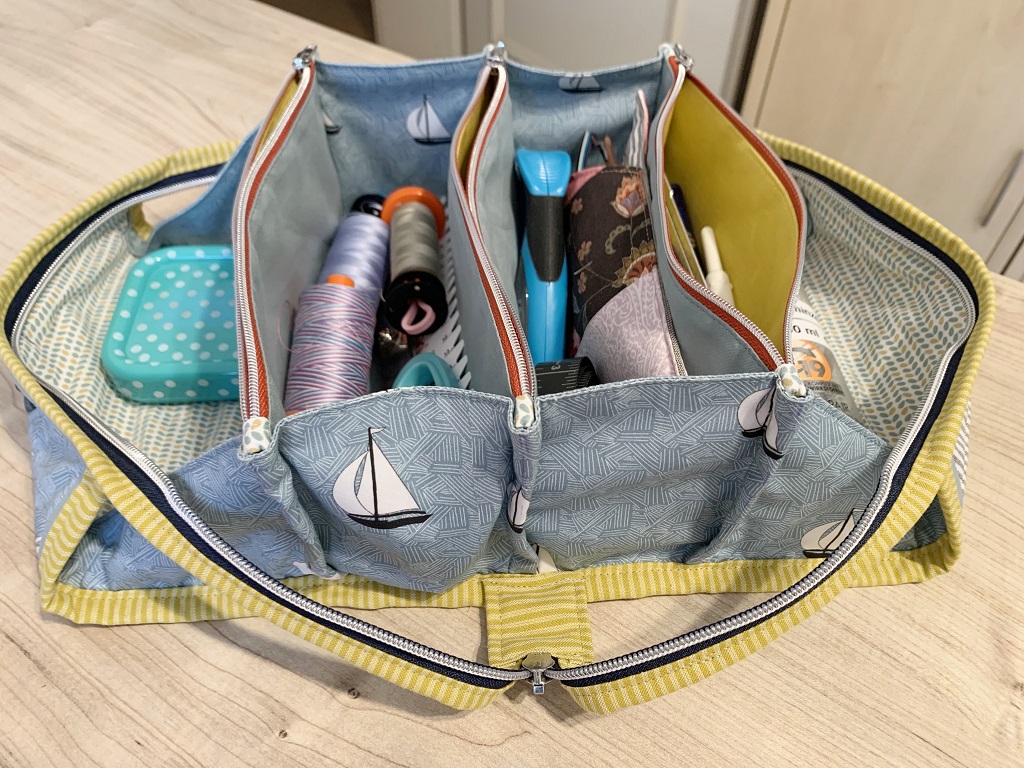 Sew-Together-Bag gefüllt und ausgebreitet