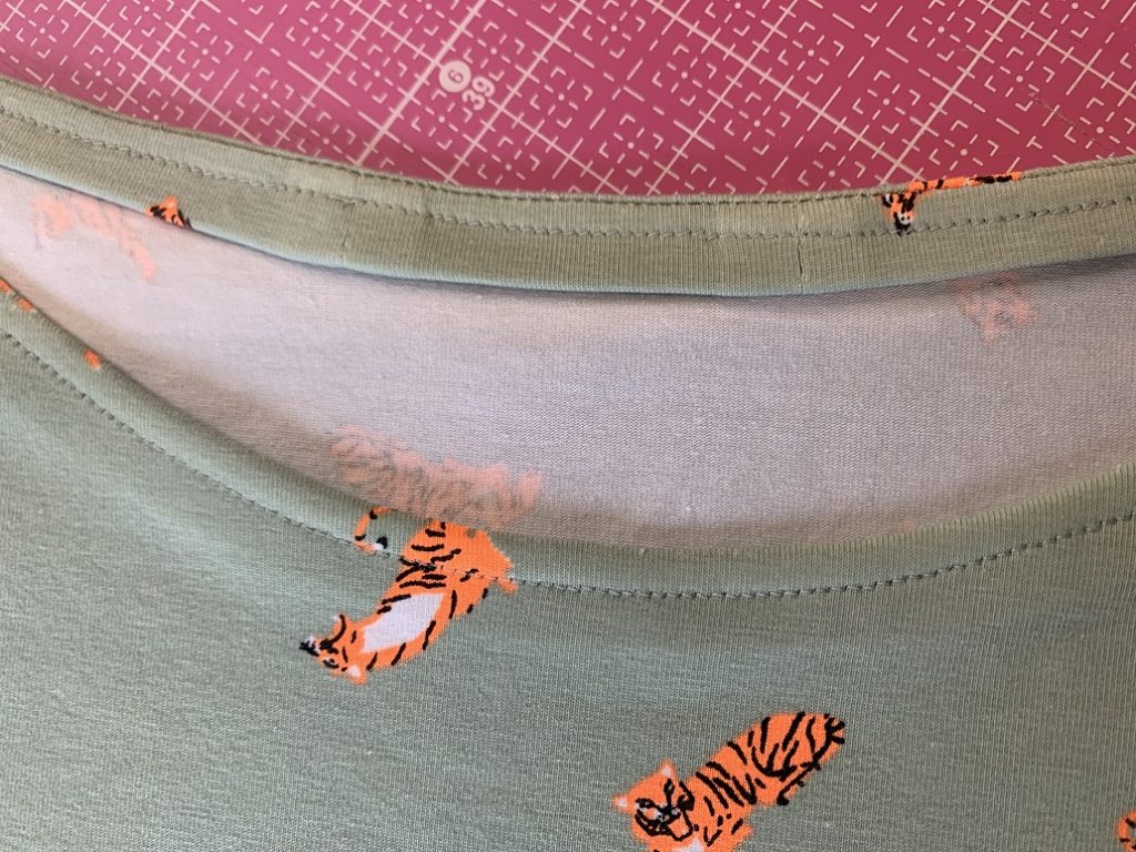 Das Bild zeigt das Shirt "Kirsten Kimono Tee" am Halsausschnitt.