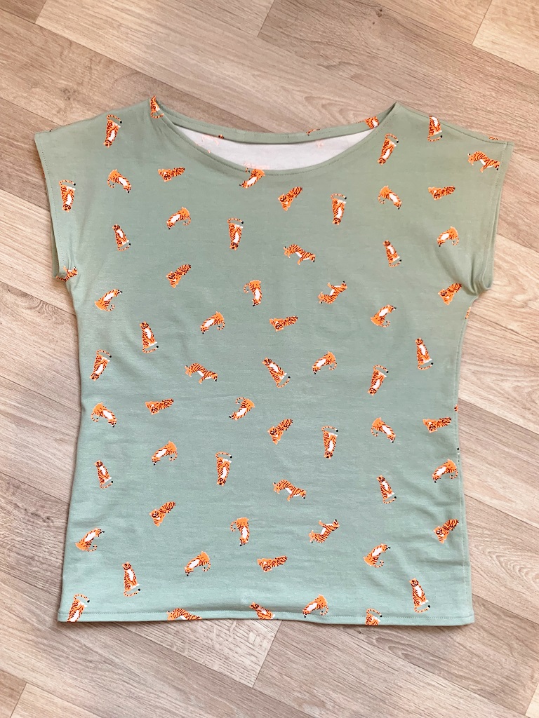 Das Bild zeigt ein Shirt nach dem Schnittmuster "Kirsten Kimono Tee"
