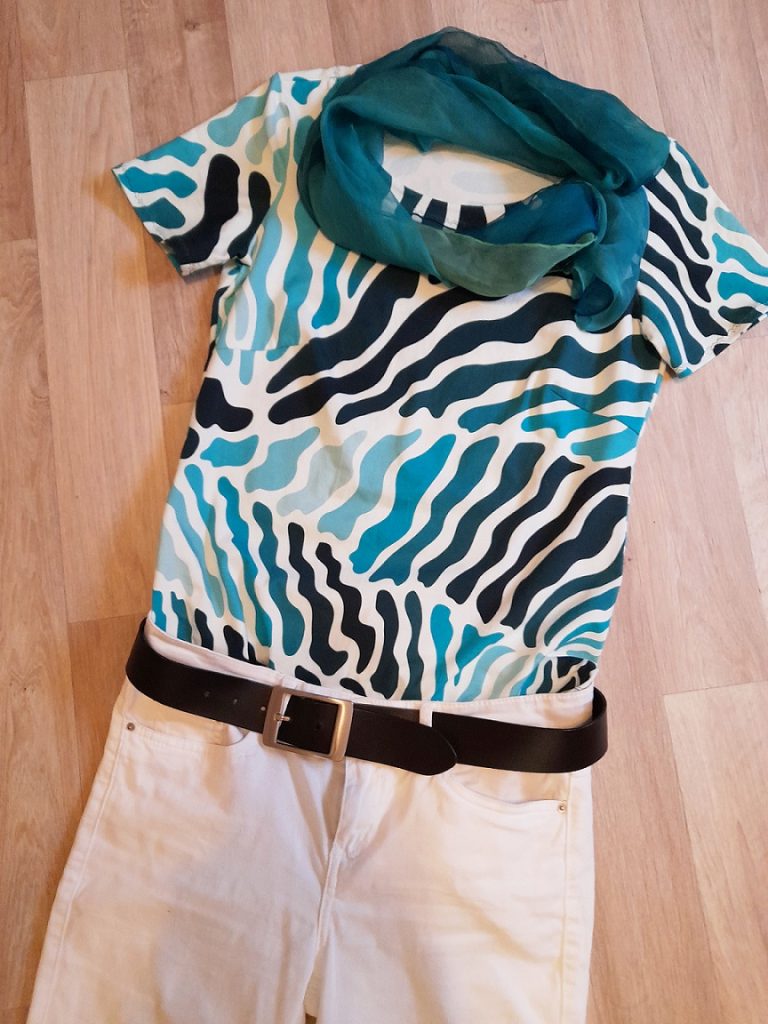 Das Bild zeigt das fertige Shirt mit Tuch und Gürtel arrangiert.