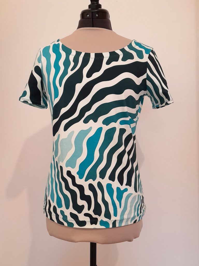 Das Bild zeigt das Shirt auf einer Schneiderpuppe.