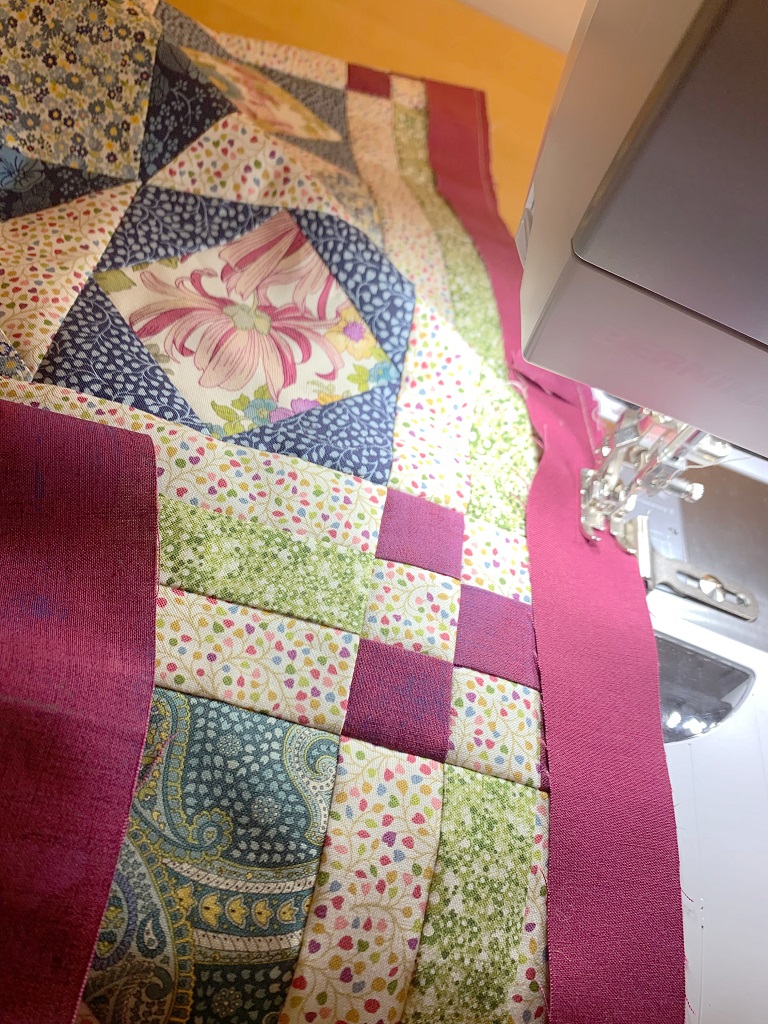 Das Bild zeigt den fast fertigen Quilt.