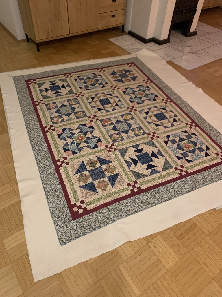 Das Bild zeigt den Quilt, der nur noch eine Umrandung (das Binding) benötigt.