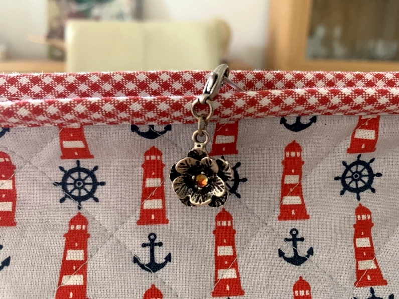 Das Bild zeigt meine erste Nähtrefftasche mit einem hübschen Detail.