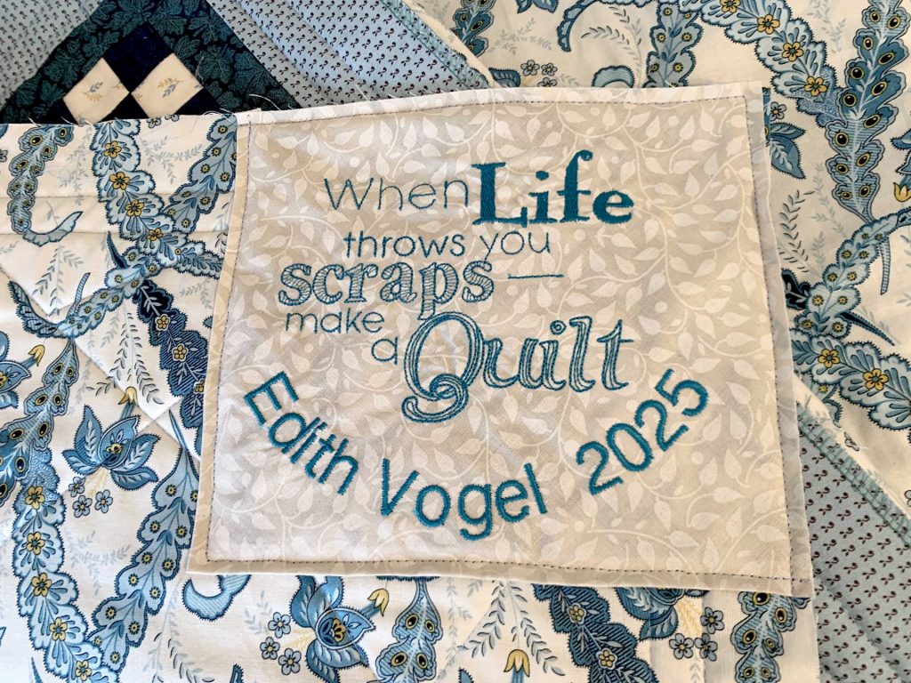 Die Signatur auf der Rückseite des Quilts.